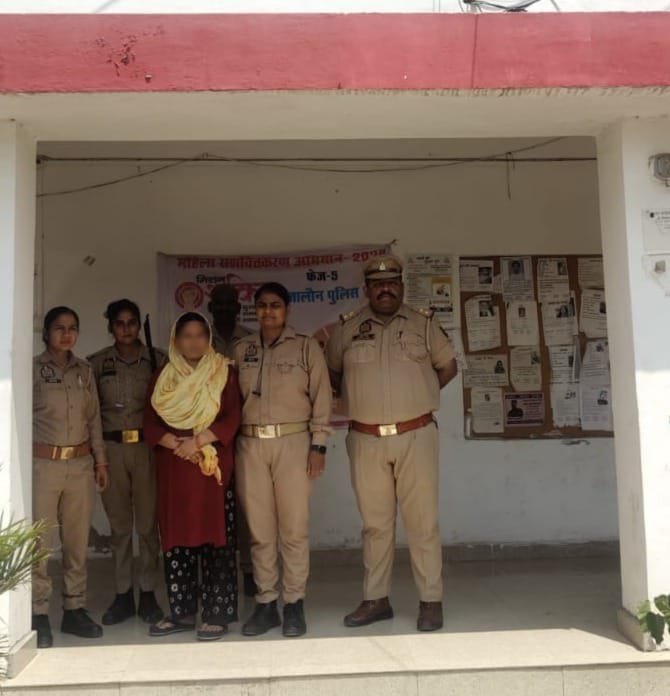 पुलिस की गिरफ्त में महिला पुलिस की गिरफ्त में महिला