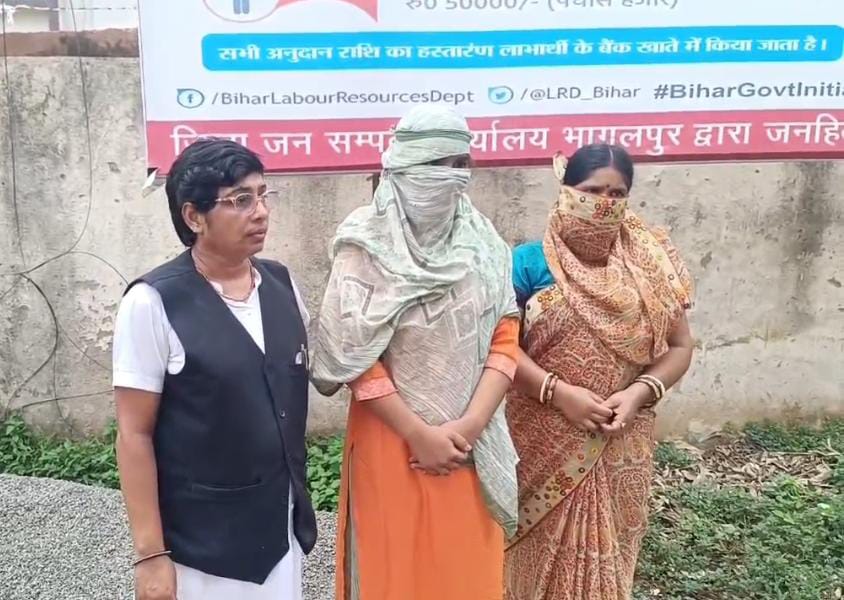 पीड़िता अपने मां के साथ पीड़िता अपने मां के साथ
