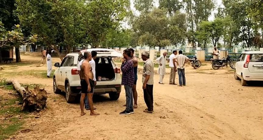 मौके पर मौजूद लोग। मौके पर मौजूद लोग।