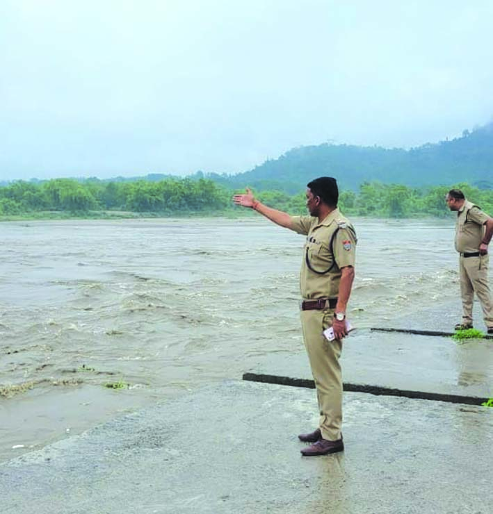 लोगों को सतर्क करती पुलिस