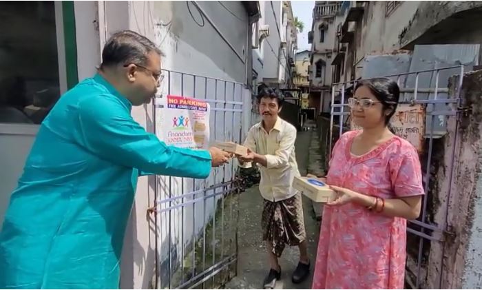 डिप्टी मेयर ने घर-घर पहुंचाया दीघा जगन्नाथ मंदिर का प्रसाद डिप्टी मेयर ने घर-घर पहुंचाया दीघा जगन्नाथ मंदिर का प्रसाद