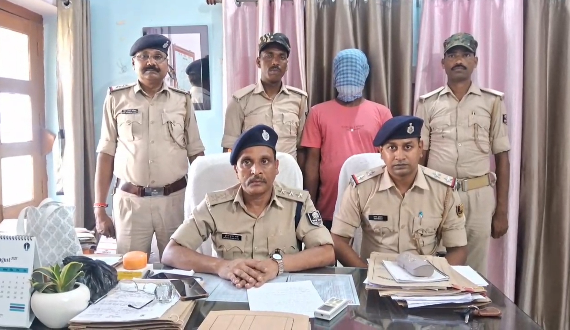 अररिया फोटो:एसडीपीओ प्रेस वार्ता में जानकारी देते अररिया फोटो:एसडीपीओ प्रेस वार्ता में जानकारी देते