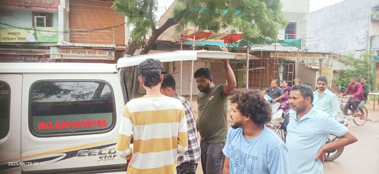 करंट की चपेट में आने के बाद उपचार के लिए दाऊलाल नामदेव को एंबुलेंस से ले जाया गया। करंट की चपेट में आने के बाद उपचार के लिए दाऊलाल नामदेव को एंबुलेंस से ले जाया गया।