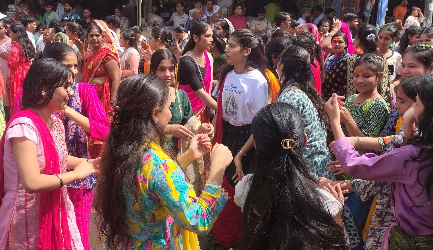 बारिश के बीच भक्तों को दर्शन देने रथ में निकले भगवान जगन्नाथ बारिश के बीच भक्तों को दर्शन देने रथ में निकले भगवान जगन्नाथ