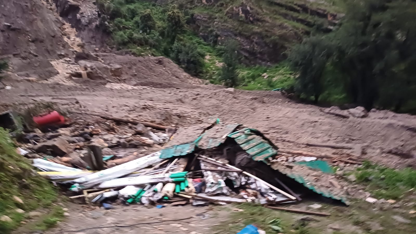 बादल फटने से यमुनोत्री क्षेत्र के सिलाई बैंड में यूं कुछ दृश्य बादल फटने से यमुनोत्री क्षेत्र के सिलाई बैंड में यूं कुछ दृश्य