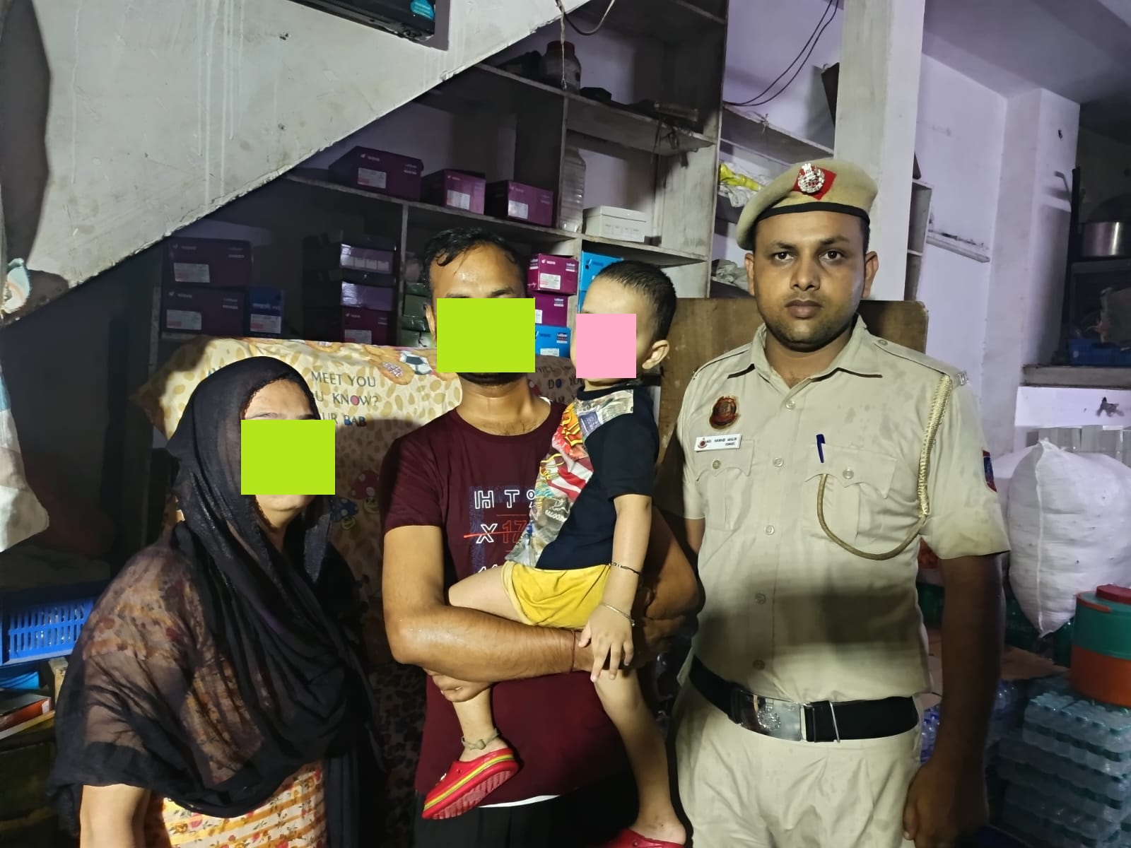 पुलिस ने लापता बच्चे को परिजनों को सौंपा फोटो पुलिस ने लापता बच्चे को परिजनों को सौंपा फोटो