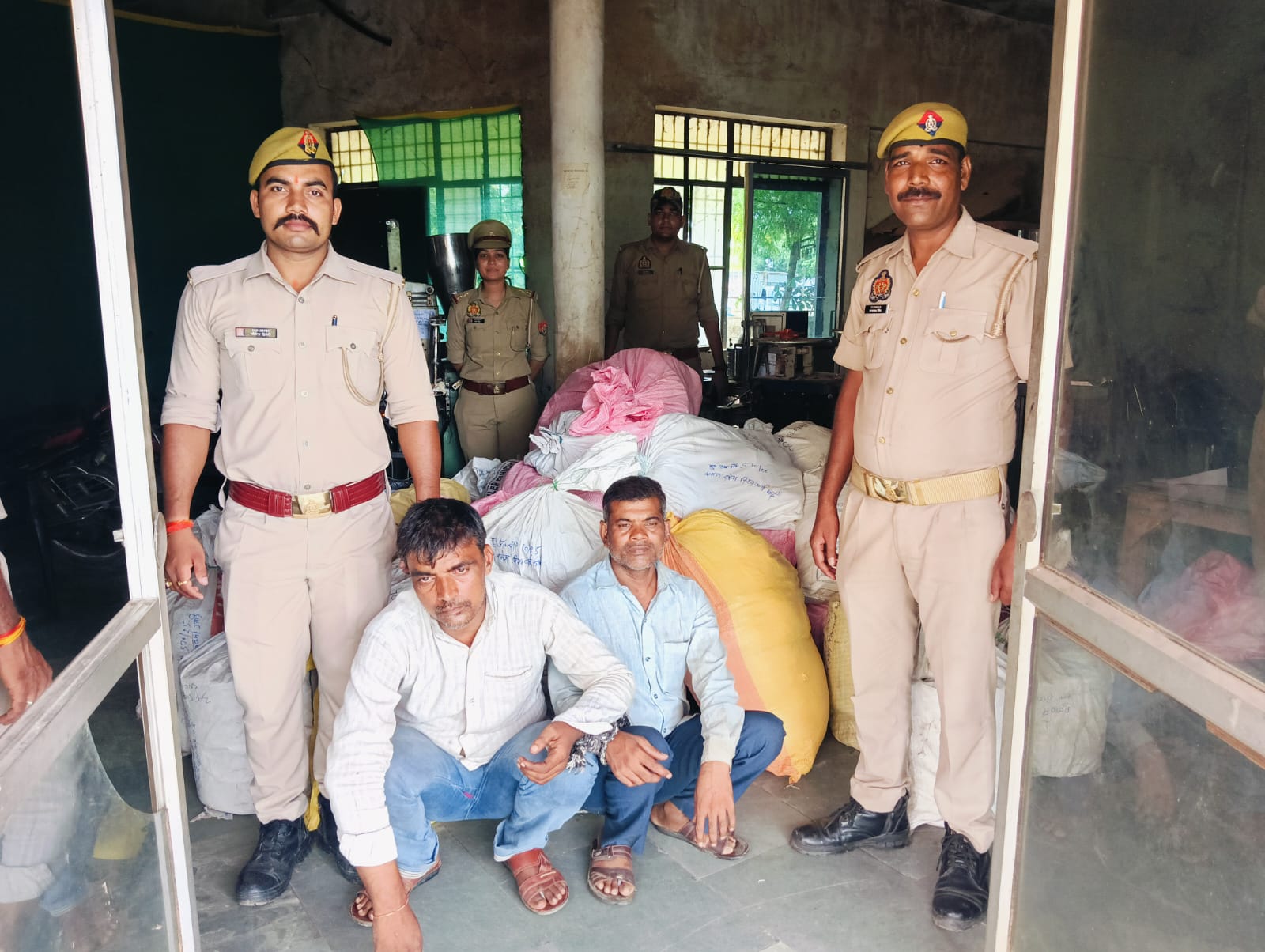 गिरफ्तार अभियुक्त गिरफ्तार अभियुक्त