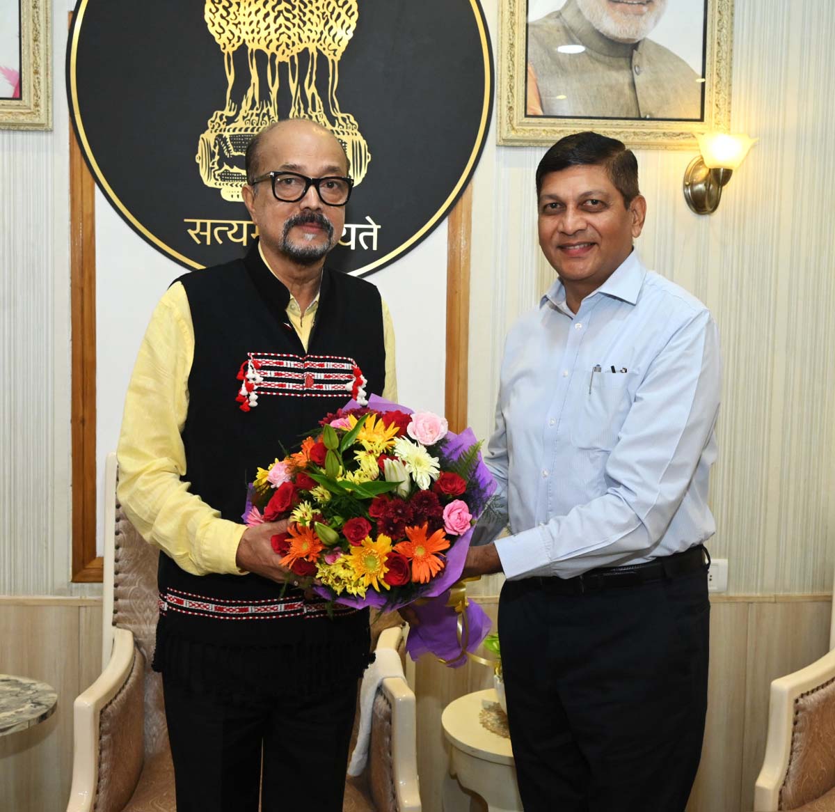 राज्यपाल डेका से मुख्य सचिव जैन भेंट करते राज्यपाल डेका से मुख्य सचिव जैन भेंट करते