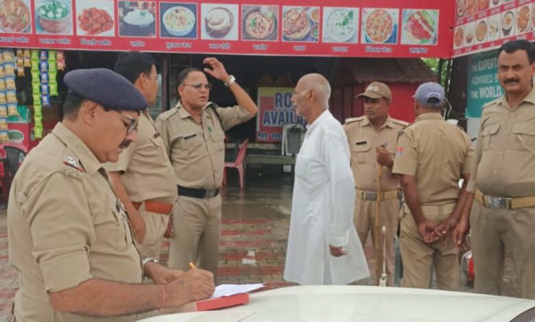 नोटिस तामील करती पुलिस नोटिस तामील करती पुलिस