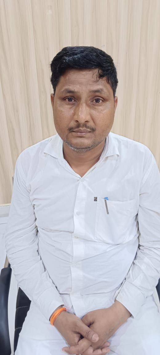 10000 की रिश्वत लेते गिरफ्तार मिलक एसडीएम कार्यालय में तैनात संविदा कर्मी अनुसेवक शिव कुमार।