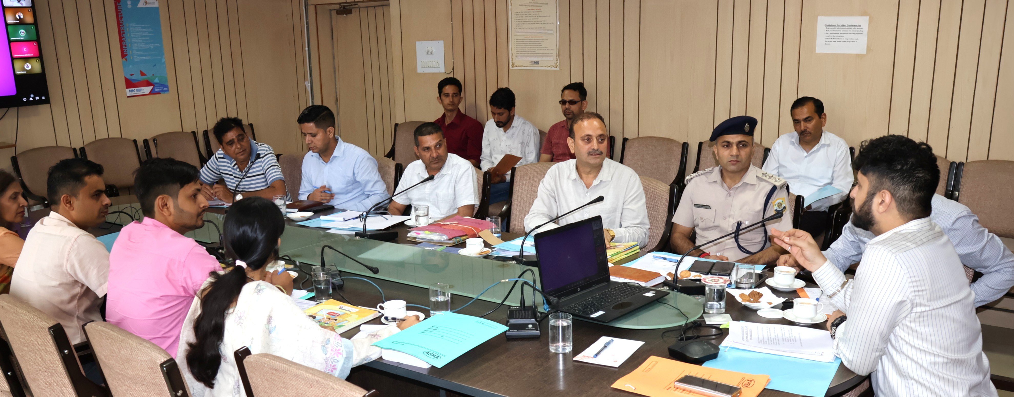 बैठक की अध्यक्षता करते हुए उपायुक्त अपूर्व देवगन।