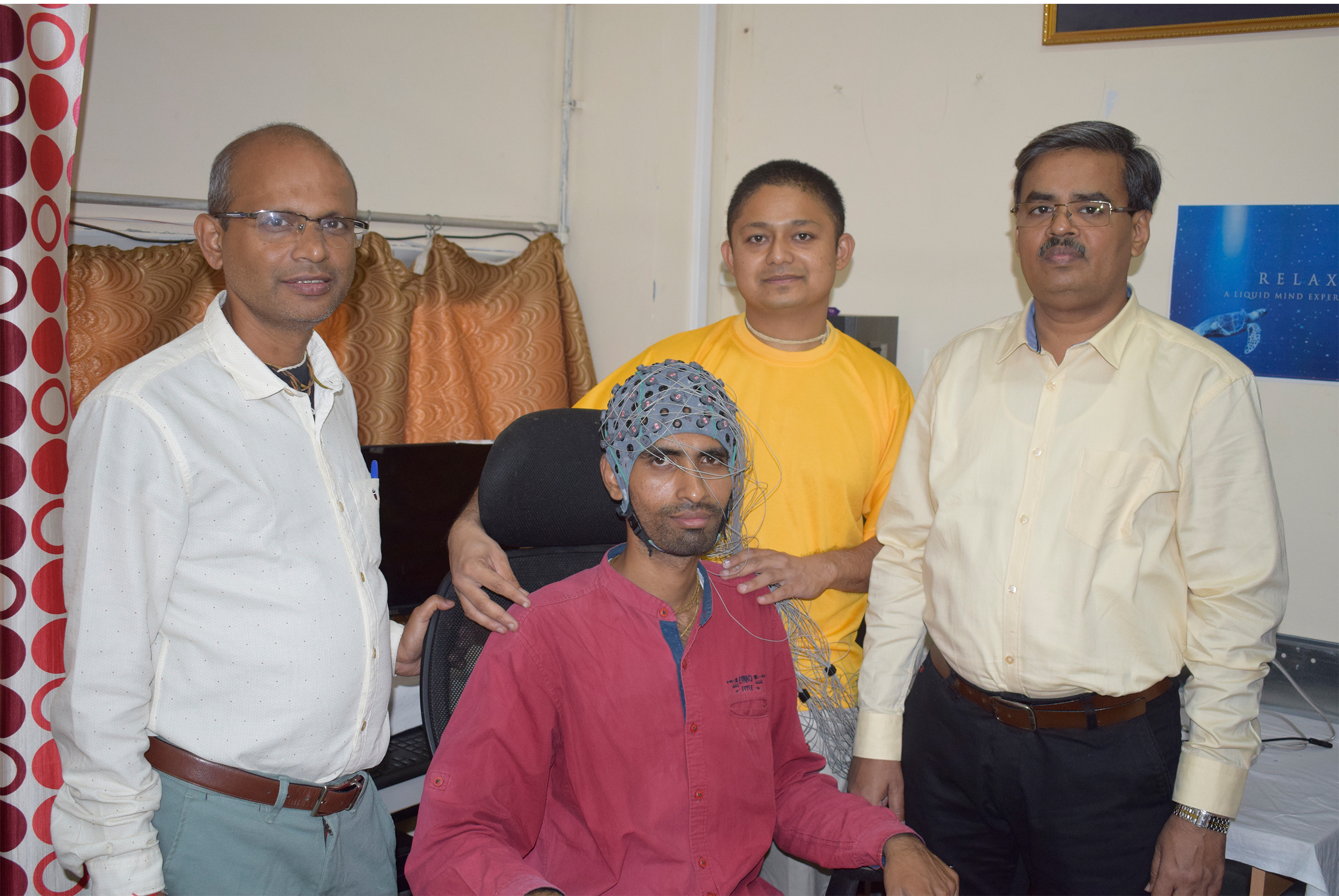 आईआईटी के निदेशक के साथ शोधकर्ताओं की टीम। आईआईटी के निदेशक के साथ शोधकर्ताओं की टीम।