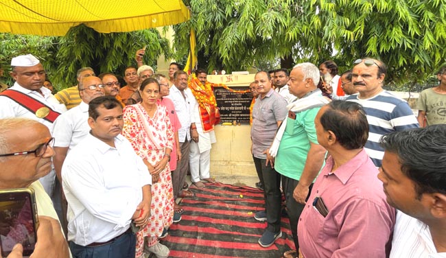 लोकार्पण करते महापौर लोकार्पण करते महापौर