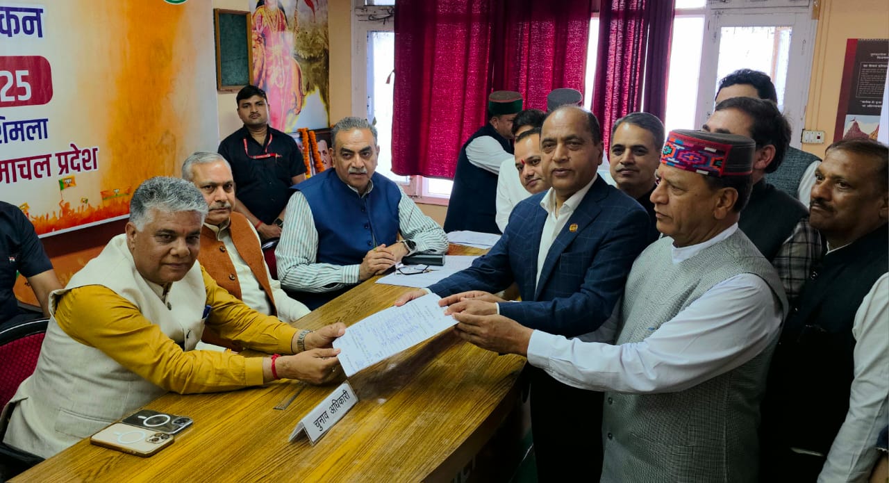 राजीव बिंदल नामांकन दाखिल करते हुए