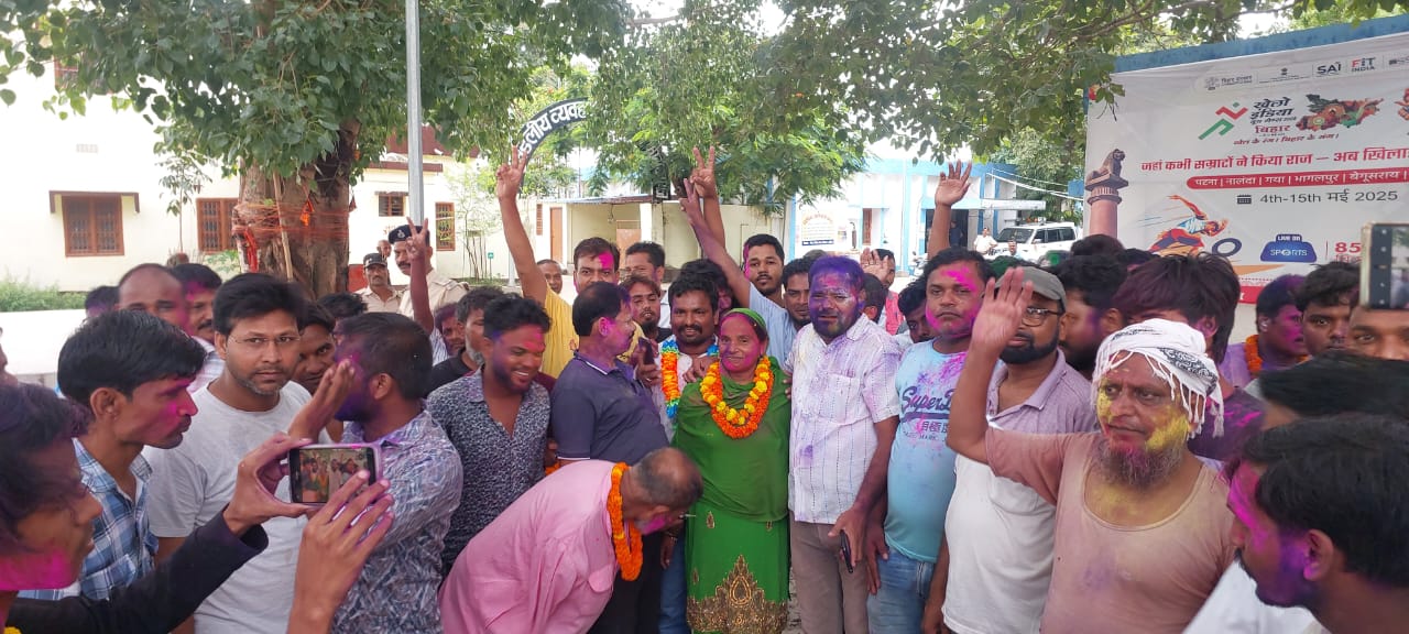 अररिया फोटो:बाहर सार्थकों के साथ विजई प्रत्याशी अररिया फोटो:बाहर सार्थकों के साथ विजई प्रत्याशी