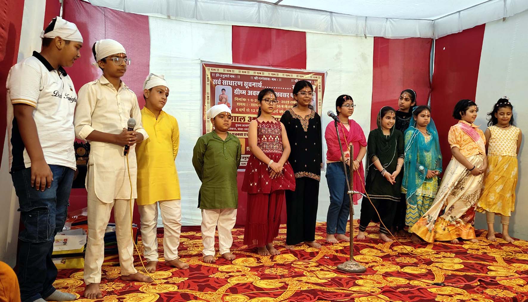 हनुमान मंदिर में आयोजित आध्यात्मिक शिविर में प्रस्तुति देते बच्चे। हनुमान मंदिर में आयोजित आध्यात्मिक शिविर में प्रस्तुति देते बच्चे।