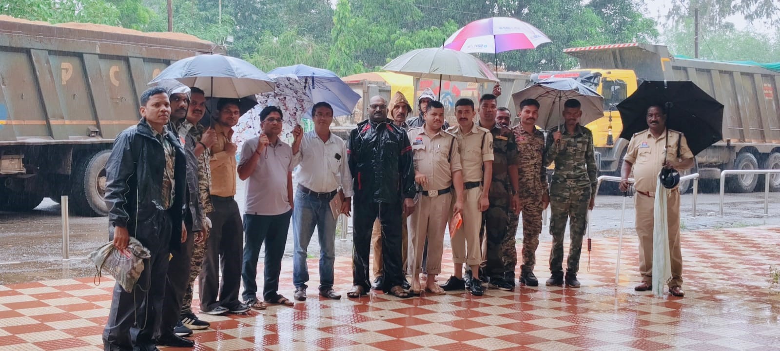 बरसते पानी के बीच छतरी लेकर कार्रवाई करते अधिकारी-कर्मचारी। बरसते पानी के बीच छतरी लेकर कार्रवाई करते अधिकारी-कर्मचारी।