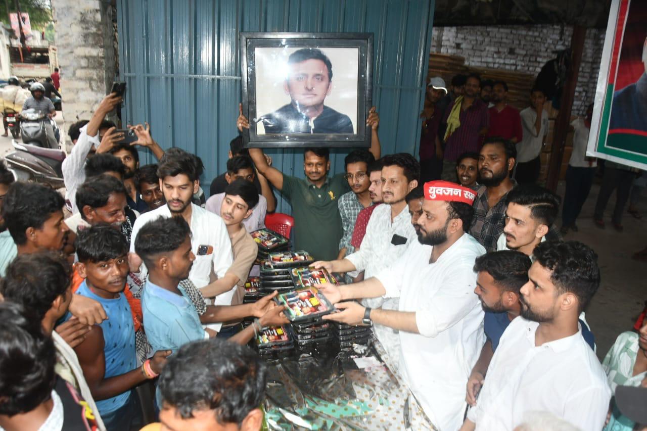 सपा अध्यक्ष अखिलेश यादव के जन्मदिन पर गरीबों में भोजन वितरित करते सयुस नेता सपा अध्यक्ष अखिलेश यादव के जन्मदिन पर गरीबों में भोजन वितरित करते सयुस नेता