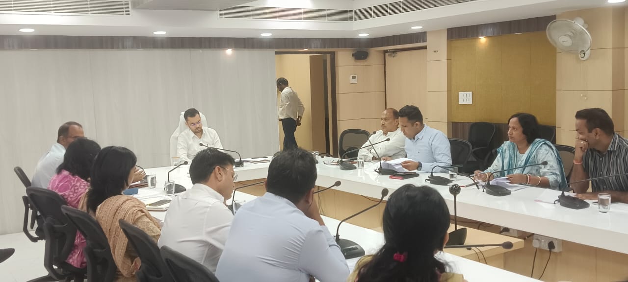 नगर निगम ग्रेटर आयुक्त डाॅ. गौरव सैनी ने ली राजस्व समीक्षा बैठक नगर निगम ग्रेटर आयुक्त डाॅ. गौरव सैनी ने ली राजस्व समीक्षा बैठक