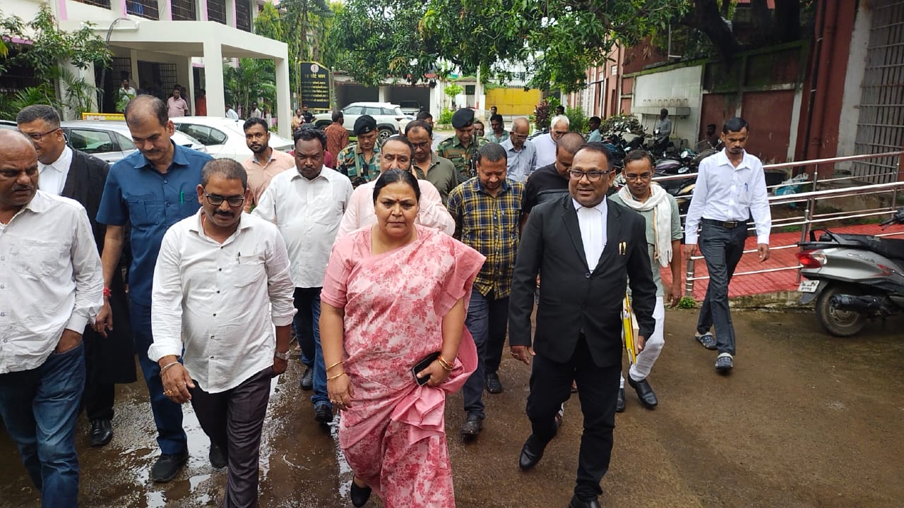 कोर्ट में पेशी के बाद निकलते मंत्री दिपिका सिंह पांडेय व अन्य कोर्ट में पेशी के बाद निकलते मंत्री दिपिका सिंह पांडेय व अन्य