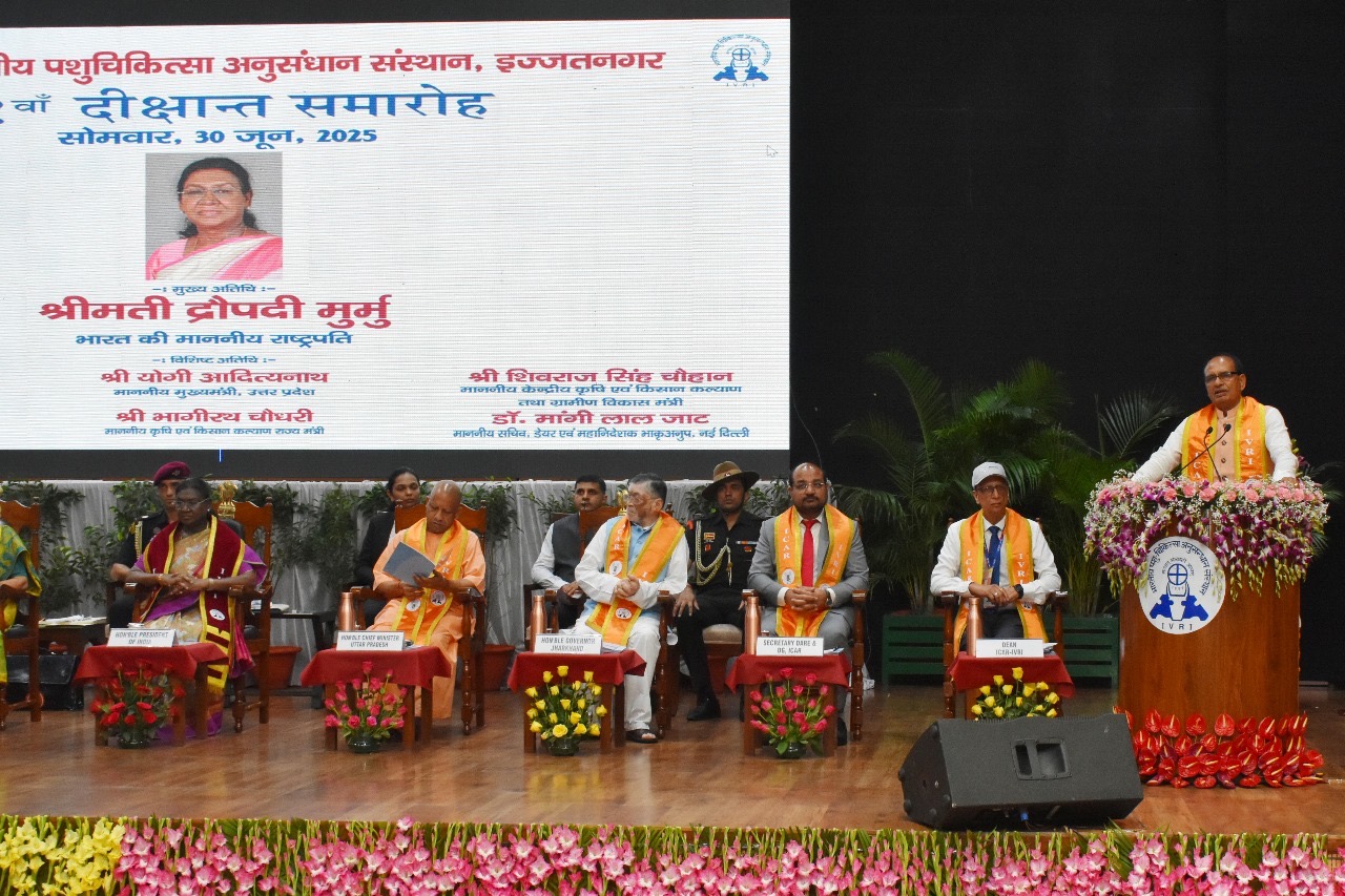 केंद्रीय मंत्री शिवराज सिंह चौहान, समारोह में वैज्ञानिकों और छात्रों का उत्साहवर्धन करते हुए। केंद्रीय मंत्री शिवराज सिंह चौहान, समारोह में वैज्ञानिकों और छात्रों का उत्साहवर्धन करते हुए।