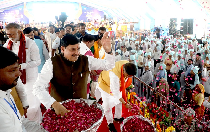 जल दूत और जल सखियों सहित उपस्थितियों का गुलाब की पंखुड़ियों की वर्षा कर अभिनंदन जल दूत और जल सखियों सहित उपस्थितियों का गुलाब की पंखुड़ियों की वर्षा कर अभिनंदन