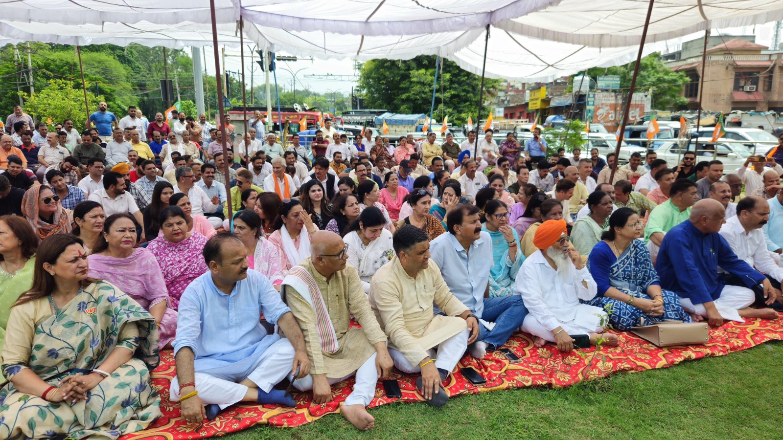 नायब तहसीलदार पदों के लिए उर्दू अनिवार्य करने के खिलाफ भाजपा ने किया प्रदर्शन नायब तहसीलदार पदों के लिए उर्दू अनिवार्य करने के खिलाफ भाजपा ने किया प्रदर्शन
