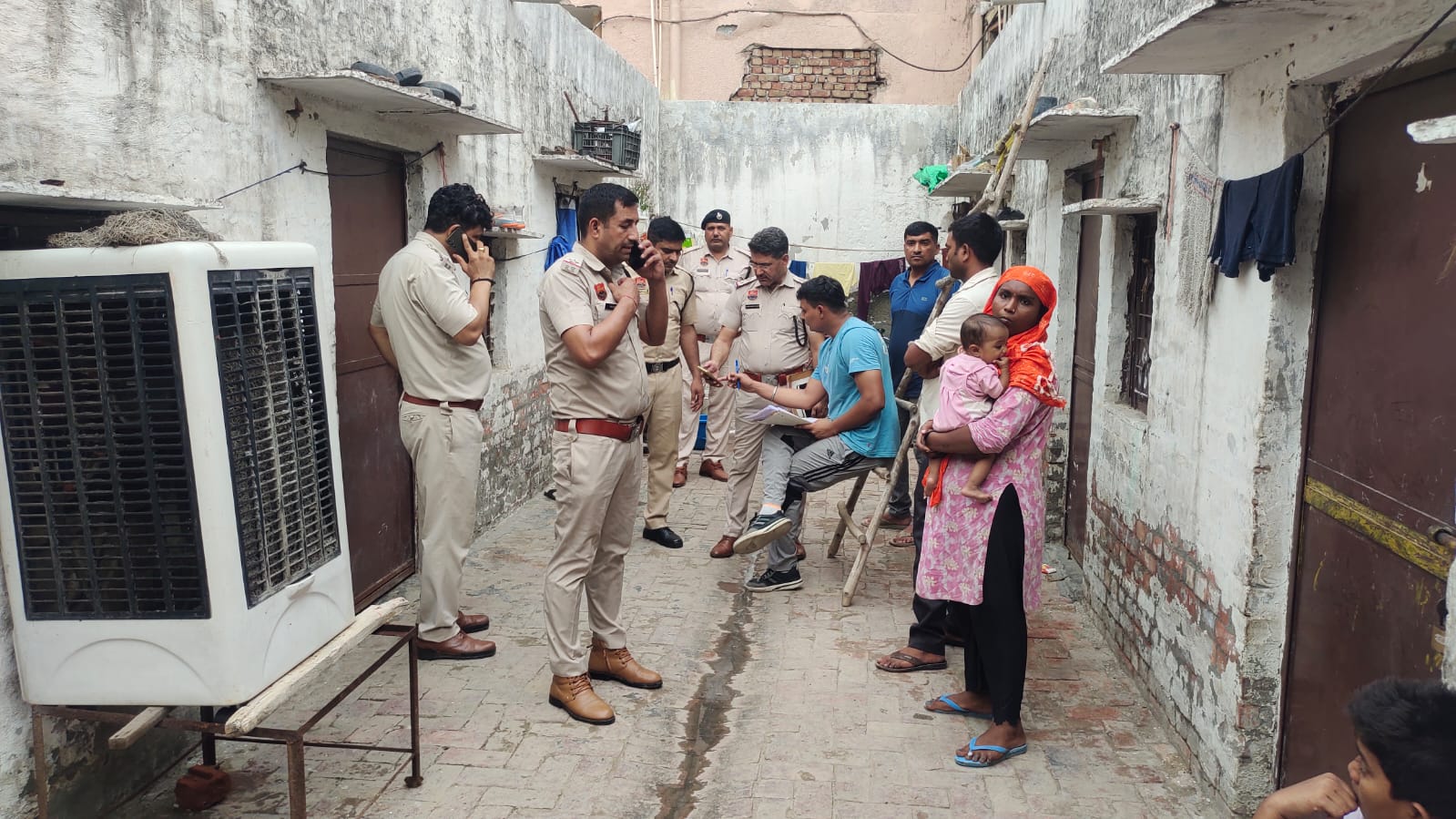 भानु प्रताप की हत्या के मामले में परिजनों और पड़ोसियों से पूछताछ करती पुलिस। भानु प्रताप की हत्या के मामले में परिजनों और पड़ोसियों से पूछताछ करती पुलिस।