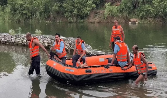 रीवा में एनडीआरएफ की टीम सर्चिंग करते हुए रीवा में एनडीआरएफ की टीम सर्चिंग करते हुए