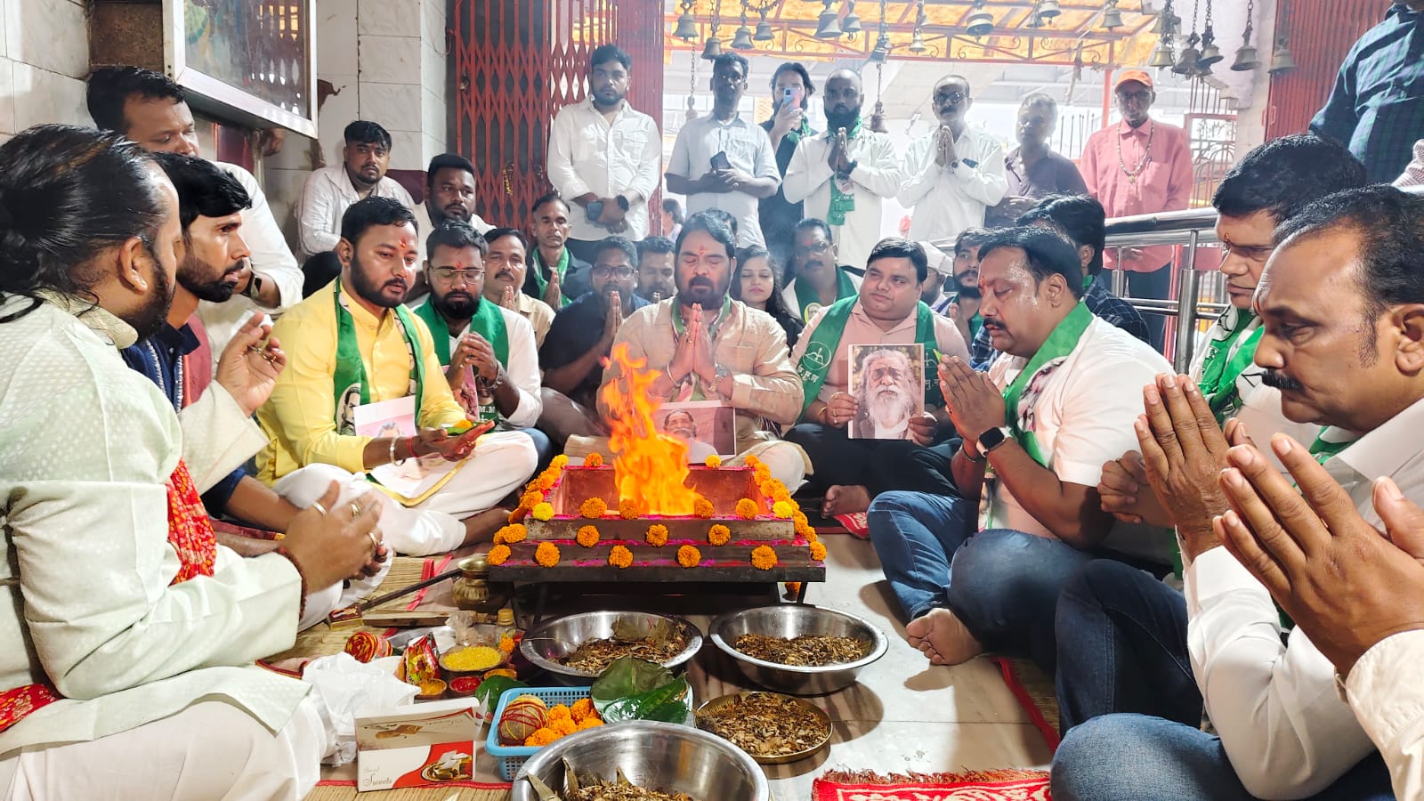 हवन कार्यक्रम में विनोद पांडेय सहित अन्य
