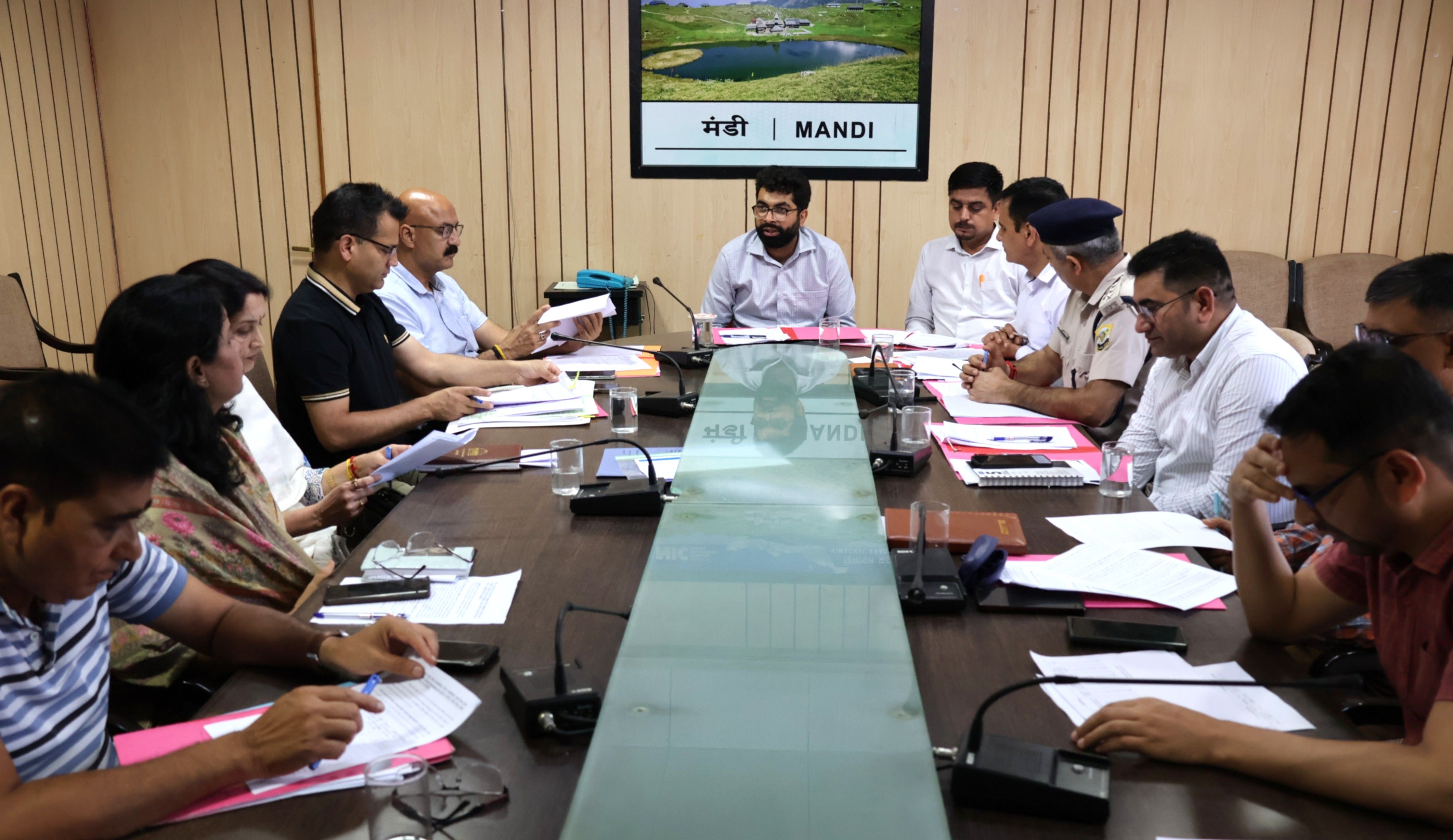 जिला स्तरीय दिव्यांगता समिति की बैठक की अध्यक्षता करते हुए अतिरिक्त उपायुक्त गुरसिमर सिंह। जिला स्तरीय दिव्यांगता समिति की बैठक की अध्यक्षता करते हुए अतिरिक्त उपायुक्त गुरसिमर सिंह।