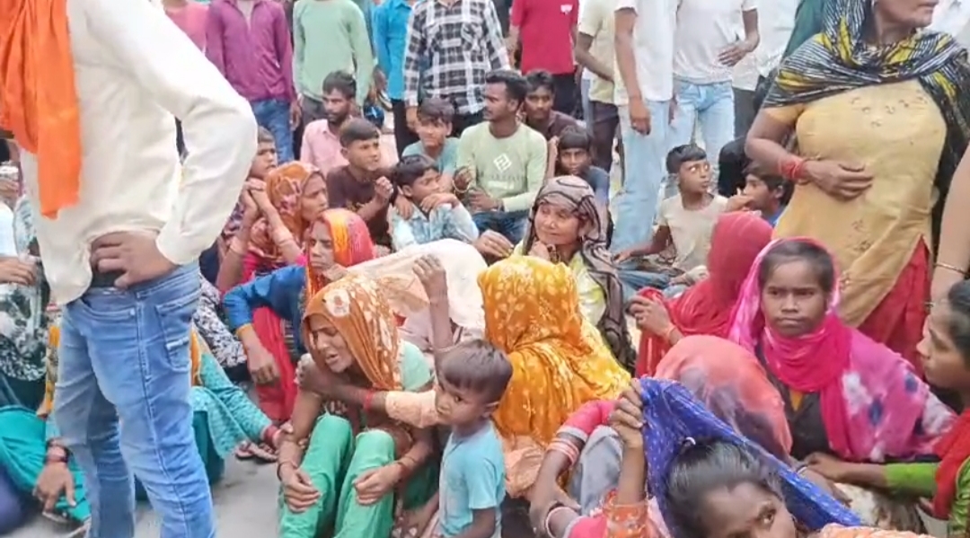 सड़क पर जाम लगायें हुए भीड़