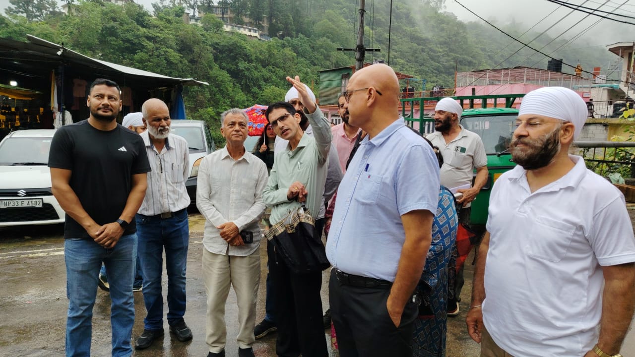 विश्वकर्मा मंदिर के पास दरक रही पहाड़ी का निरीक्षण करते हुए विधायक एवं नगर निगम के महापौर व अधिकारी। विश्वकर्मा मंदिर के पास दरक रही पहाड़ी का निरीक्षण करते हुए विधायक एवं नगर निगम के महापौर व अधिकारी।