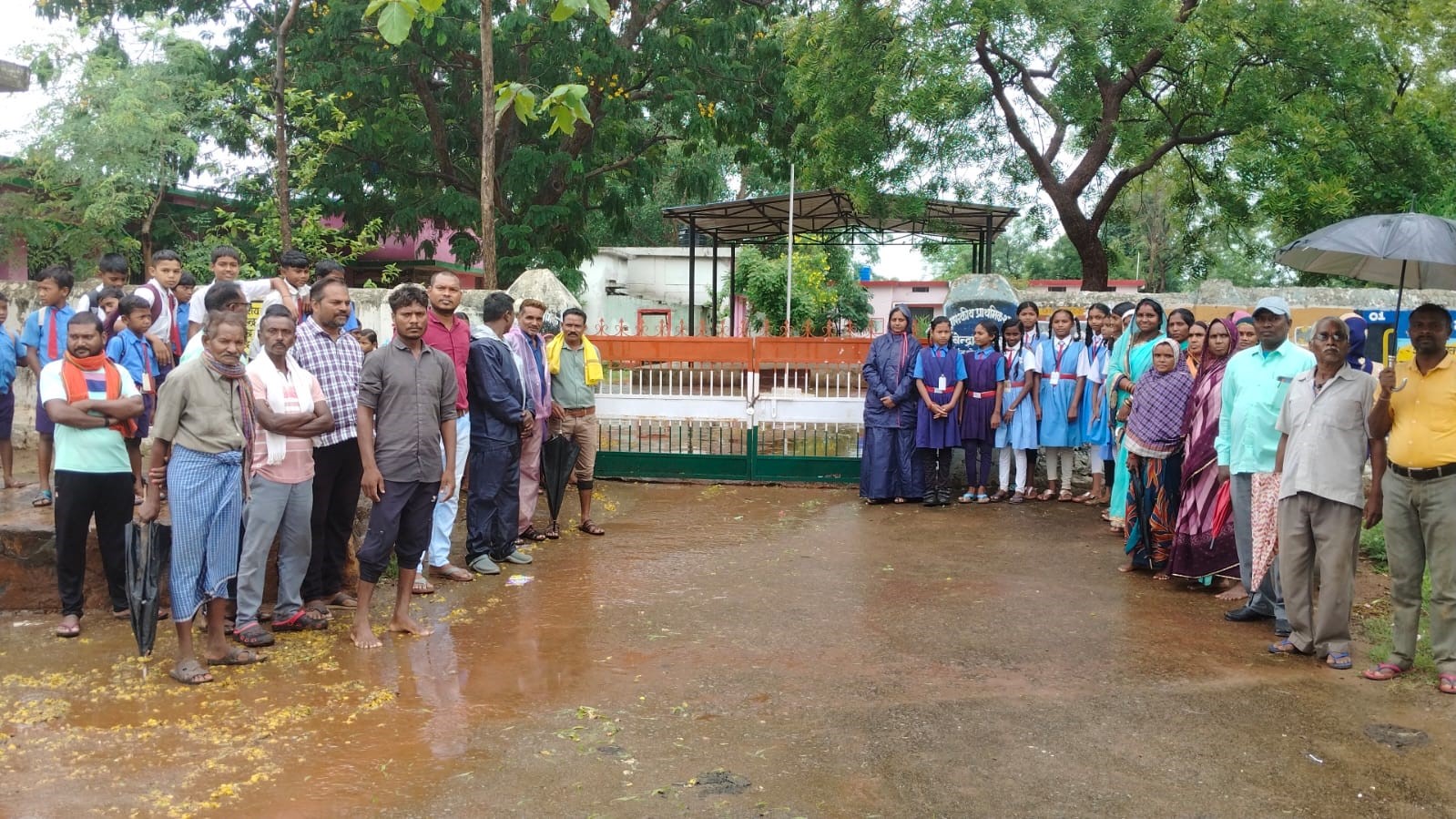 बेन्द्रानवागांव स्कूल में ताला जड़कर प्रदर्शन करते हुए ग्रामीण व विद्यार्थी। बेन्द्रानवागांव स्कूल में ताला जड़कर प्रदर्शन करते हुए ग्रामीण व विद्यार्थी।