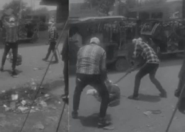 मुरैना के बैरियर चौराहे पर लाठी व पत्थरों से हमला कर फैलाई थी दहशत मुरैना के बैरियर चौराहे पर लाठी व पत्थरों से हमला कर फैलाई थी दहशत