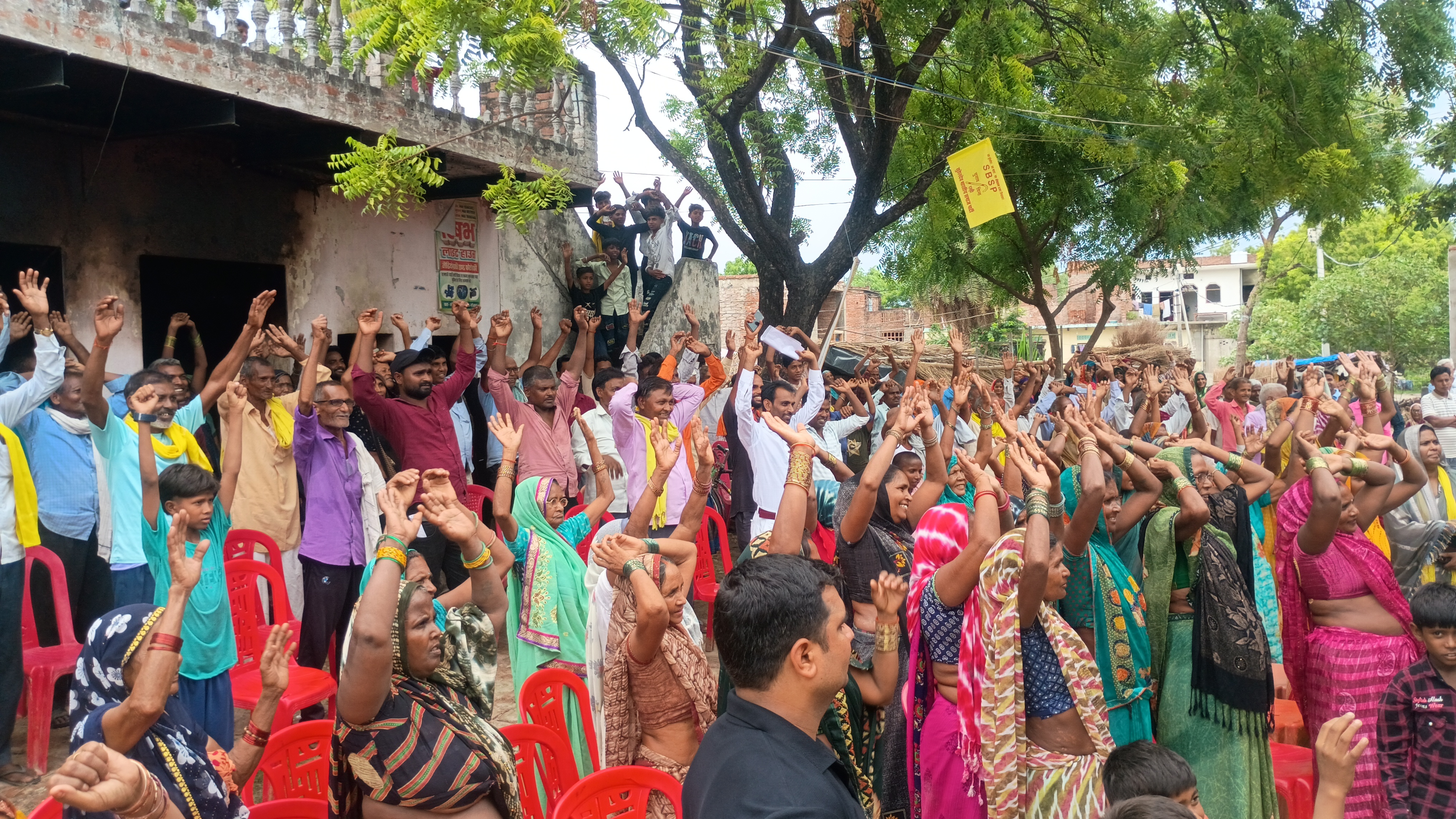 मौके पर उपस्थित लोग ओम प्रकाश राजभर को सुनते हुए मौके पर उपस्थित लोग ओम प्रकाश राजभर को सुनते हुए