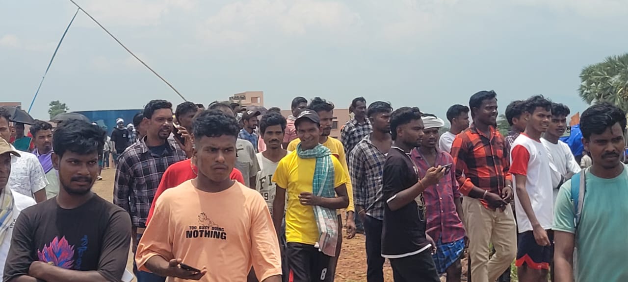 स्थानीय लोगों की भीड़ स्थानीय लोगों की भीड़
