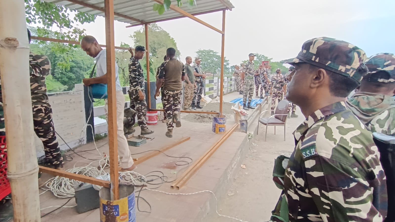 पोस्ट निर्माण करते एसएसबी जवान पोस्ट निर्माण करते एसएसबी जवान