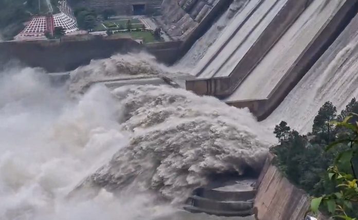 चिनाब नदी में जल स्तर में लगातार वृद्धि के कारण रियासी में सलाल बांध के कई स्पिलवे गेट खोले गए