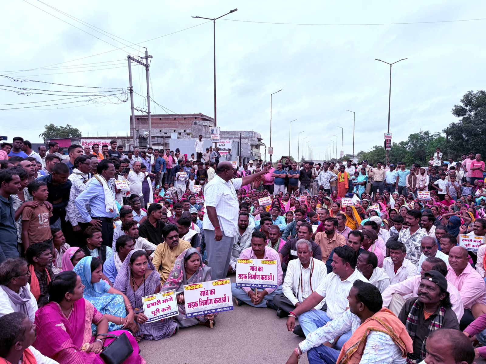 जांजगीर-चांपा : जर्जर सड़क को लेकर फूटा ग्रामीणों का आक्रोश, विधायक सहित नेशनल हाइवे पर किया चक्काजाम जांजगीर-चांपा : जर्जर सड़क को लेकर फूटा ग्रामीणों का आक्रोश, विधायक सहित नेशनल हाइवे पर किया चक्काजाम