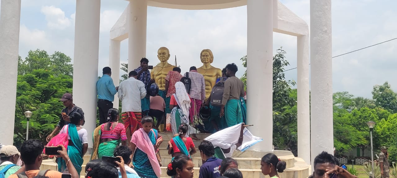 प्रतिमा पर श्रद्धांजलि देते प्रतिमा पर श्रद्धांजलि देते