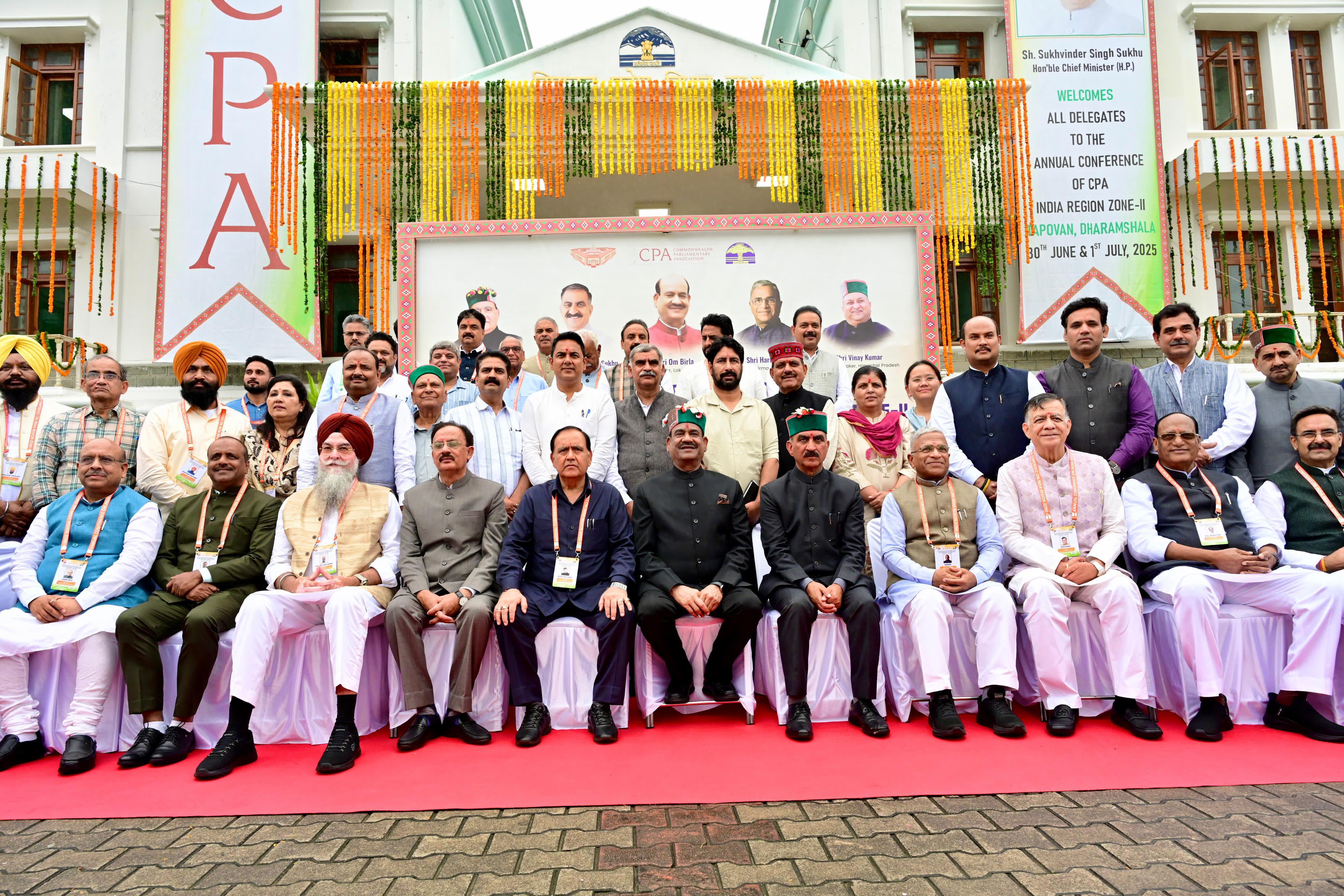 संयुक्त चित्र में लोकसभा अध्यक्ष के साथ गणमान्य। संयुक्त चित्र में लोकसभा अध्यक्ष के साथ गणमान्य।