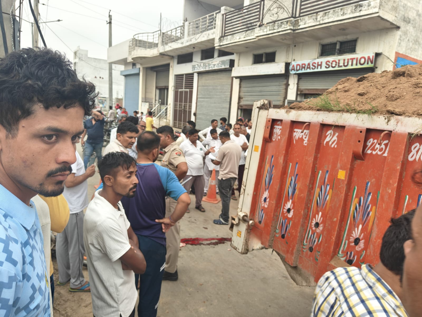 घटना स्थल पर एकत्रित भीड़। घटना स्थल पर एकत्रित भीड़।