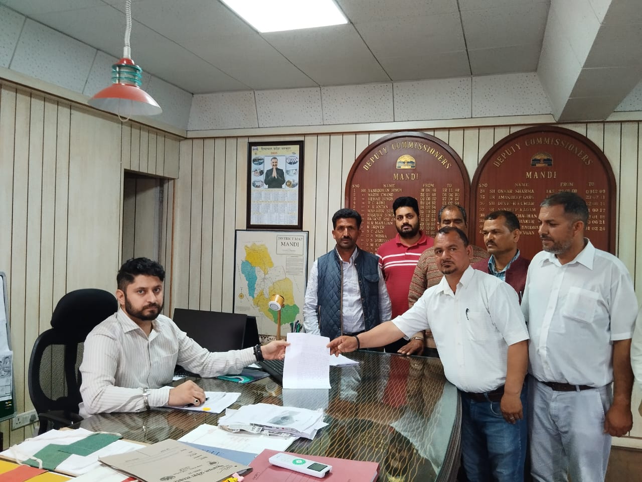 उपायुक्त को ज्ञापन सौंपते हुए किसान सभा करसोग के प्रतिनिधि। उपायुक्त को ज्ञापन सौंपते हुए किसान सभा करसोग के प्रतिनिधि।