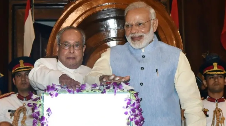 ऐतिहासिक पलः केंद्र सरकार ने आधी रात संसद का विशेष सत्र बुलाकर जीएसटी को लागू किया था। ऐतिहासिक पलः केंद्र सरकार ने आधी रात संसद का विशेष सत्र बुलाकर जीएसटी को लागू किया था।