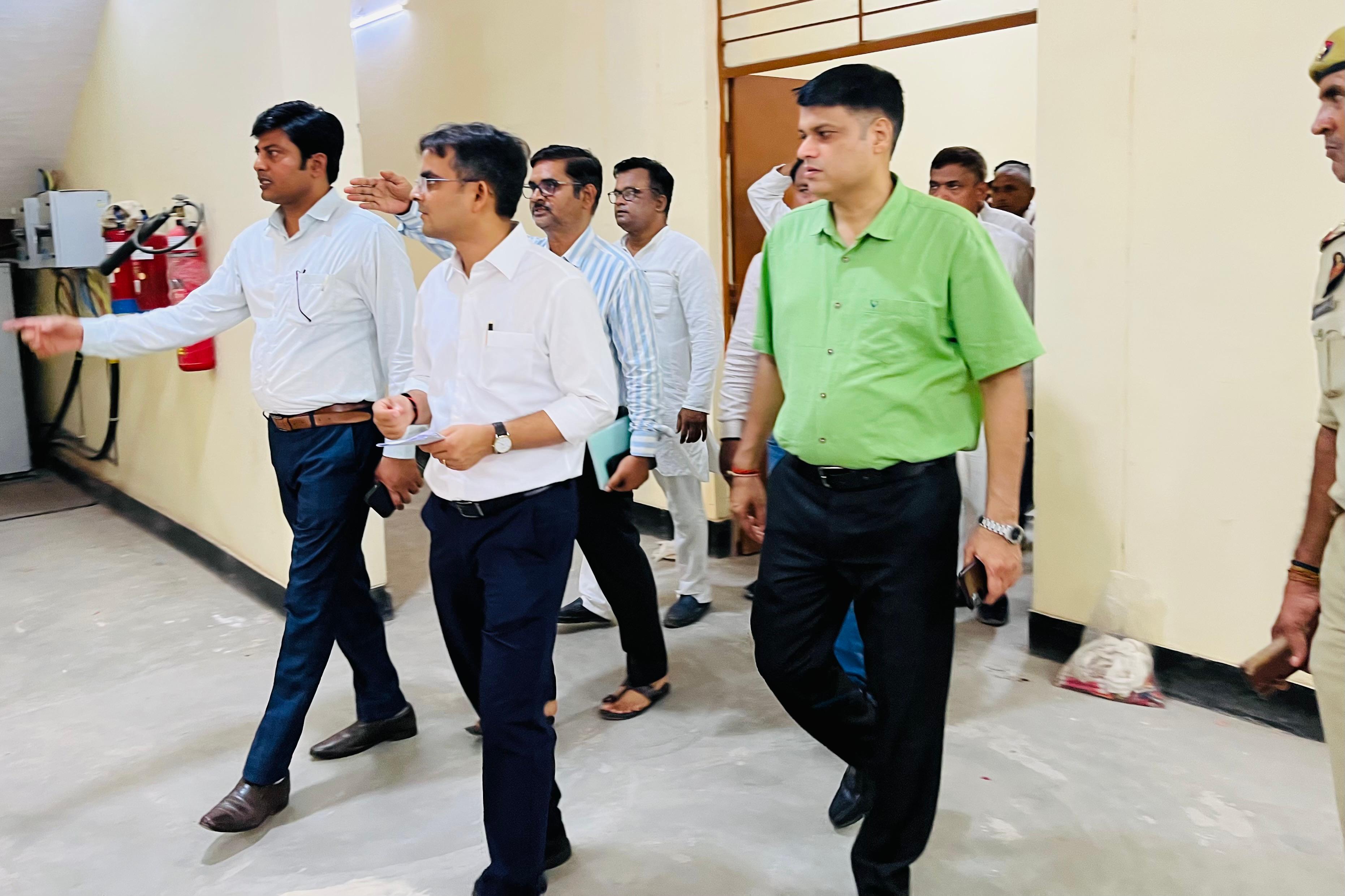 ईवीएम-वीवीपैट वेयरहाउस का निरीक्षण करते हुए डीएम ईवीएम-वीवीपैट वेयरहाउस का निरीक्षण करते हुए डीएम