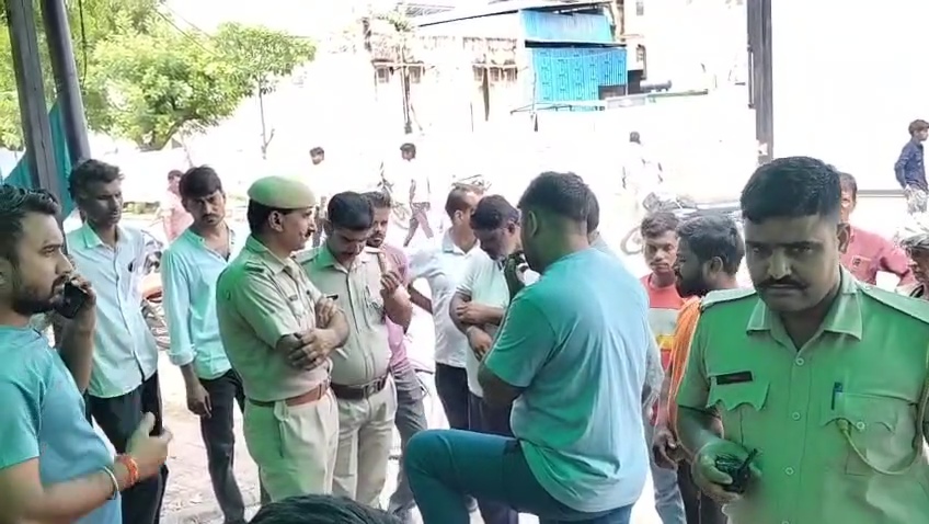 चित्तौड़गढ़ में सोमवार को सड़क हादसे में महिला की मौत के मामले में प्रदर्शन कर रहे ग्रामीणों से बात करते पुलिस। चित्तौड़गढ़ में सोमवार को सड़क हादसे में महिला की मौत के मामले में प्रदर्शन कर रहे ग्रामीणों से बात करते पुलिस।