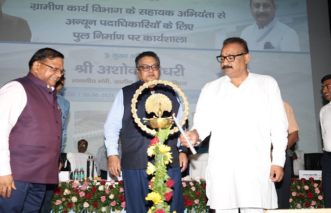 ग्रामीण कार्य मंत्री अशोक चौधरी  द्वीप प्रज्वलित करते हुए