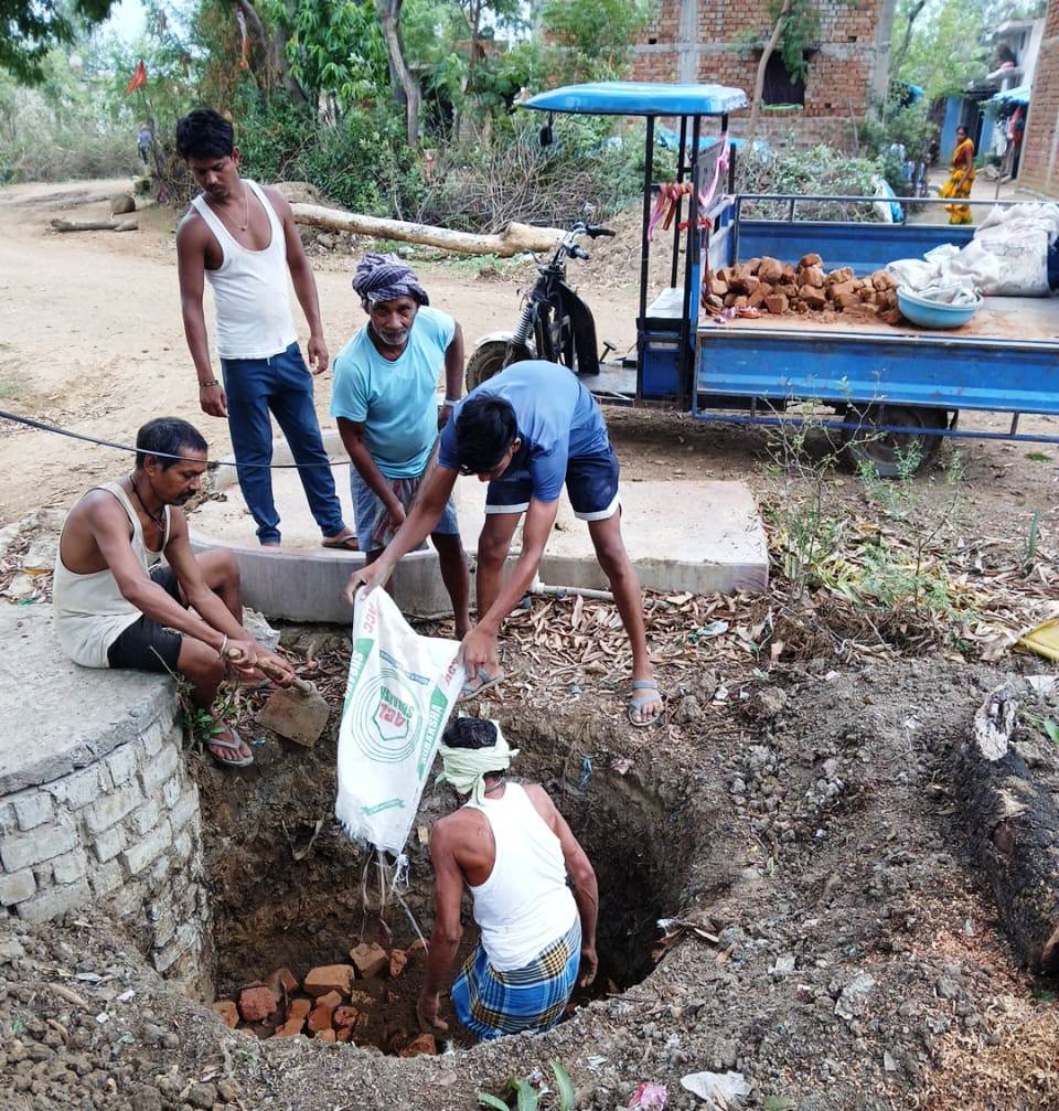 जांजगीर चांपा: मोर गांव मोर पानी अभियान के तहत जिले में बड़े पैमाने पर जनभागीदारी से बनाए जा रहे सोखता गड्ढे