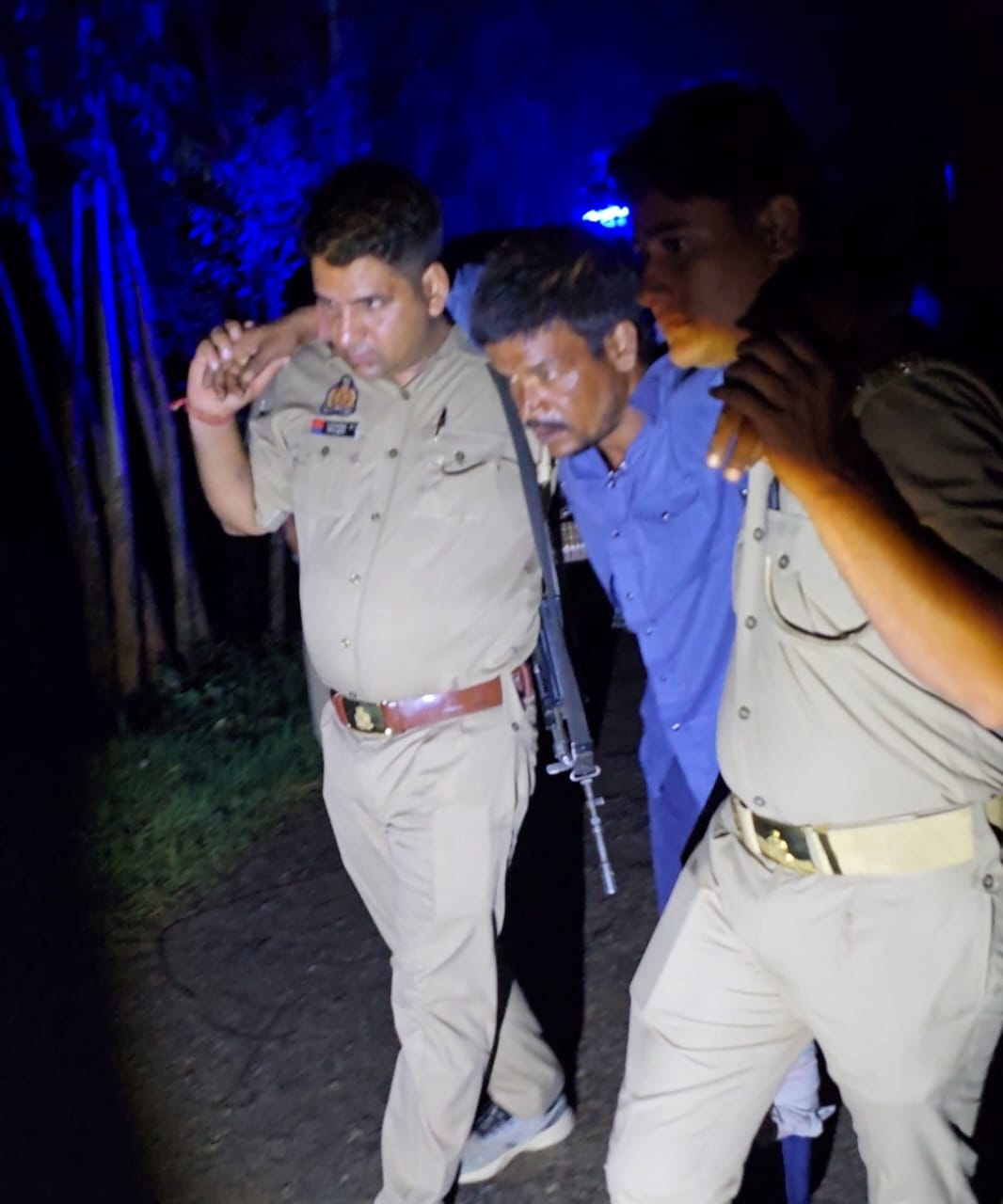 पुलिस मुठभेड़ में पकड़े गए जनपद शाहजहांपुर के थाना निगोही के गांव बलरामपुर निवासी कल्ला उर्फ राकेश को लेकर जाते पुलिसकर्मी।